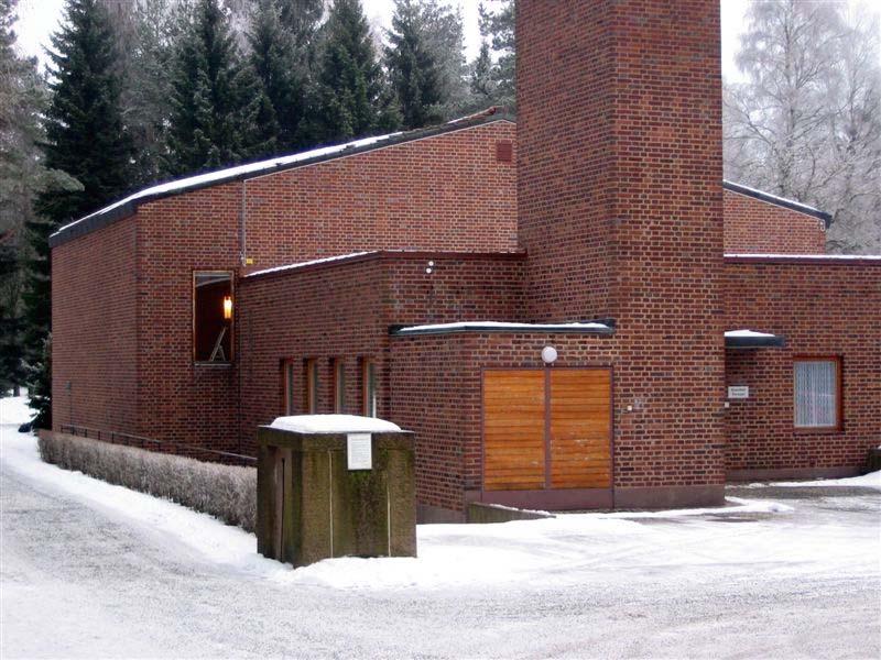 Kyrkobyggnaden Skogskapellet är en tydlig tegelbyggnad, murad med Helsingborgstegel i fasaderna i ett speciellt förband efter arkitektens anvisningar.