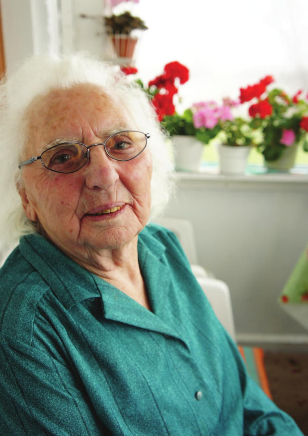 Elsa Bogren, 97, har bott i Strandbaden de senaste 79 åren. Här sitter hon på sin favoritplats, verandan utmed vägen.