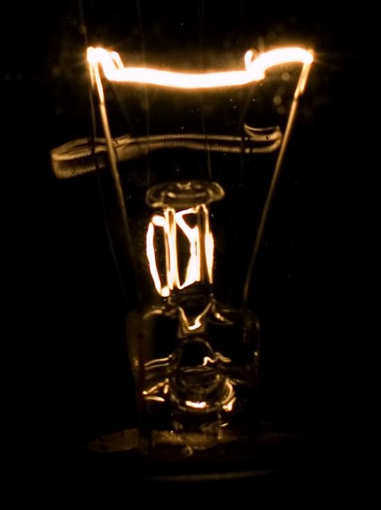 Atomer börjar lämna tråden när tråden är väldigt varm. Metalltråden förångas sakta och atomerna hamnar på insidan av glaset i glödlampan.