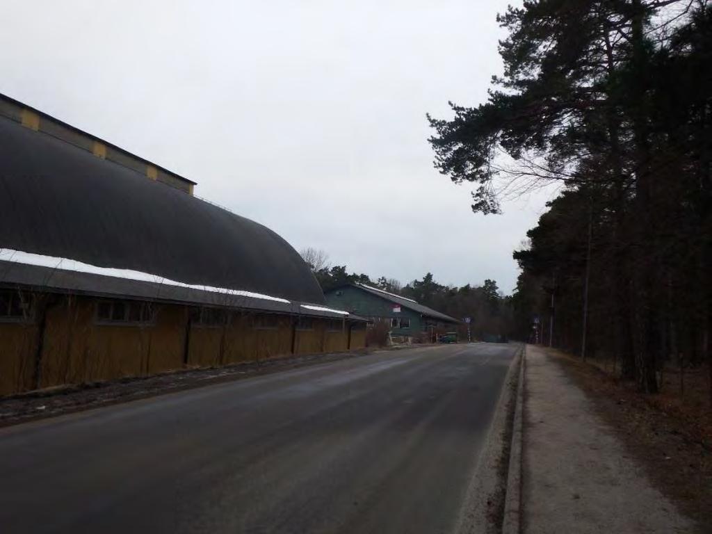 8.1.2 Delsträcka Norr Galoppvägen-Silverdal Beskrivning Området väster om E4/E18 där sträckningen planeras är ett tätbebyggt område delvis under exploatering.