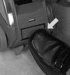 Rätt höjd kan uppnås på följande sätt: 1 Innan du slår PÅ Sentria -systemet ska du höja sugmunstycket genom att trampa ned den nedre Toe Touch Control -pedalen helt i botten.