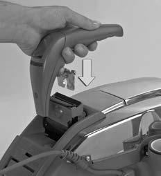 Konvertera Sentria-systemet till en bärbar dammsugare genom att se till att enheten är AV, att 1 sladden är frånkopplad och att Tech Drive -pedalen är i det neutrala läget.