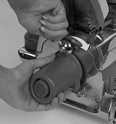 1 Stäng AV strömmen, ställ Tech Drive -drivhjälp i läget Neutral (se sidan 8 för information), dra ut enhetens kontakt från vägguttaget och tryck på den nedre Toe-Touch Control-pedalen hela vägen i