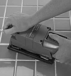 TURBO-SKURNING Montera skurnylonduken på samma sätt som man sätter fast sandpapper (se sid. 42). Turbo-tillbehöret är nu en skurningsmaskin.