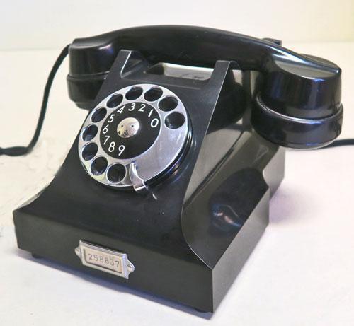 2 Jean Heibergs telefon Jean Heibergs telefonapparat (RM6364) Bild Lars Lindskog Det revolutionerande med Jean Heibergs telefon var att klykan var helt integrerad i telefonen och inte satt utanpå