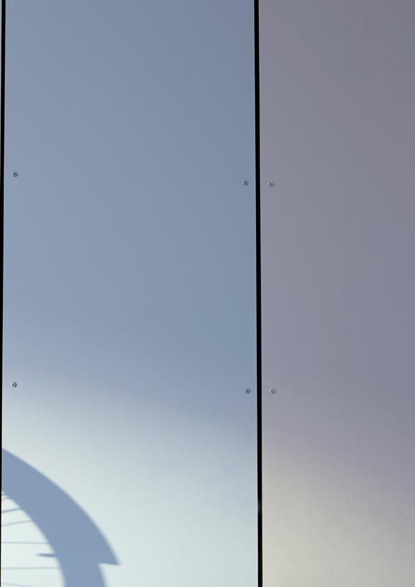 EGENSKAPER Avancerad och unik teknologi i laminatets kärna, men framförallt på ytan, utgör den stora skillnaden från andra produkter och lösningar inom fasadbeklädnad.