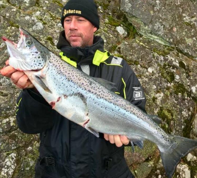 Fritidsfisket i Vättern 215 Fiskens storlek Medelvikten av fångade rödingar var 1,8 kilo och var något högre än 21. Den största fångade rödingen vägde över fem kilo, vilket den även gjorde 21.