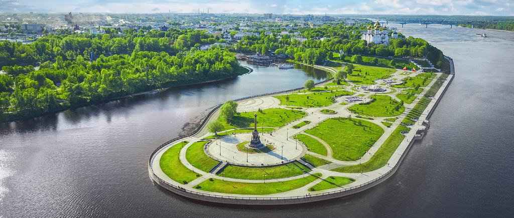 Stadens historiska befästningar inkluderar flera katedraler och palats omgivna av Kreml muren. Kvällen bjuder på middag ombord med efterföljande musik i baren.