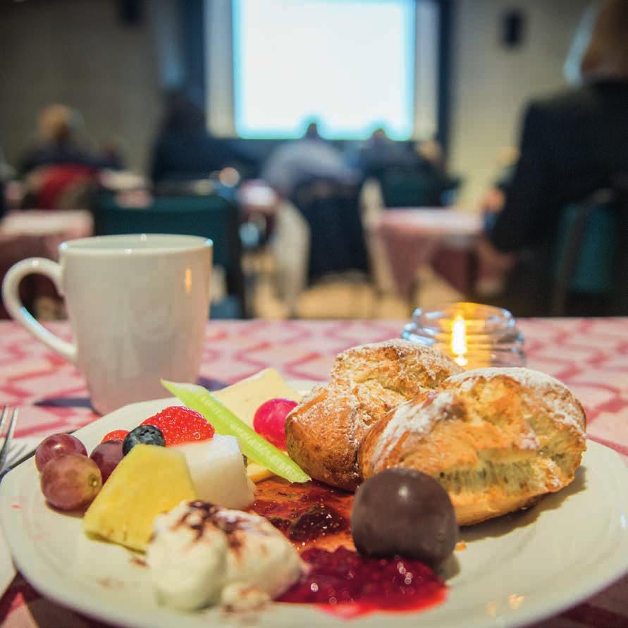 afternoon tea Kom på föredrag och mingla på ett klassiskt teparty! Te med scones, smör, marmelad, ost, chokladkanonkula och frukt: 130 kronor. Ett glas bubbel: 70 kronor.