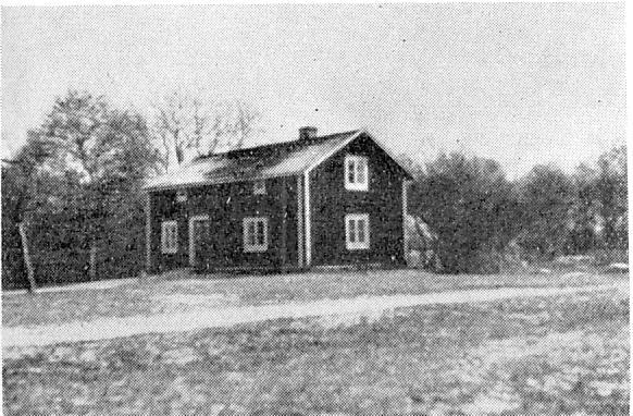 Bild: Rättarbostaden i Vevik uppfördes på 1850-talet. Foto från 1940. Vevik brukades i hälftenbruk av två torpare, Nils Nilsson och Carl Pålsson.