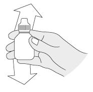 Skaka flaskan väl. Tryck ner locket samtidigt som du skruvar av locket på flaskan. Använd en liten behållare (t. ex.