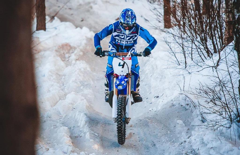 -Det vara många år i Motocross, där jag tog två JSM guld och som bästa 8:a i Senior-SM innan jag hittade enduron. Sjukt snabba och steniga prov här på premiären, det gäller att våga ladda.