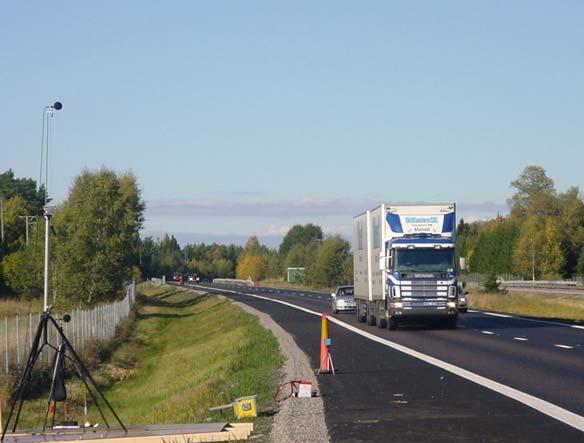 SPB-metoden Försöksbeläggningar på E18 Upplands Bro - Bålsta Från Ulf Sandberg, VTI 3.5 m 7.5 m 1.2 m Figur 2 Utrustning för mätning av trafikbuller med SPB-metoden (Ulf Sandberg, VTI).