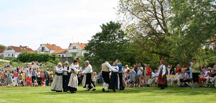 förvaltningsberättelse förvaltningsberättelse Midsommarfirande i Badhusparken, Smögen Sammanfattande finansiell analys kommunen och koncernen Den finansiella analysen som redovisas i detta avsnitt