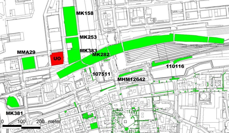 utfyllnadslagren framkom den äldre havsbottnen, ca 0,5 m under nuvarande havsyta, bestående av ett vattenavsatt sandlager.