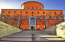 Guidningen startar i entrén för att sedan fortsätta in i biblioteket, uppför trappor, genom stängda dörrar och till rum som besökare normalt inte får se. Visningen tar ca 1 timme.