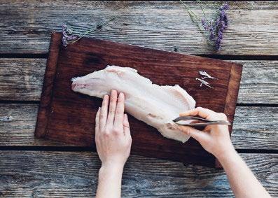 Blodcirkulationen kapas med kniv eller sax i strupen mellan hjärtat och gälarna. När blodet tappas förbättras fiskens hållbarhet.