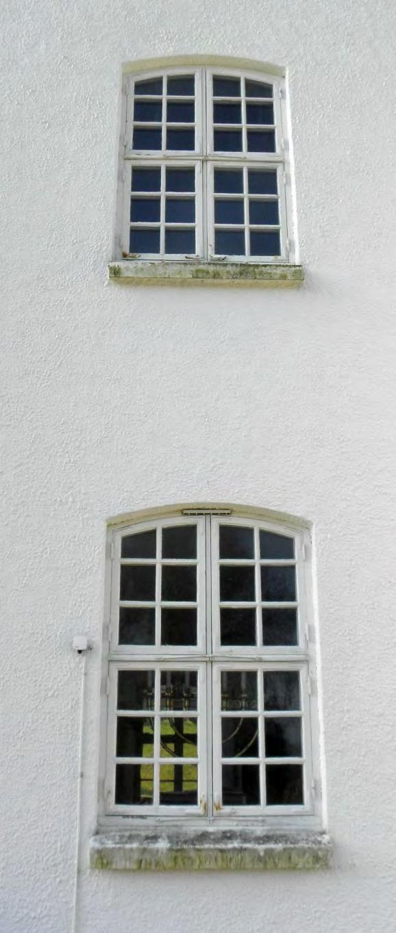 Fönster i tornets norra fasad. Av kyrkans fönster är alla original utom några källarfönster. Originalfönstren är dubbelkopplade och spröjsade träbågar med karmar av trä.