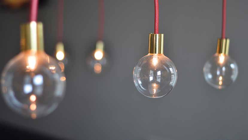 Hur olika lampor lyser Glödlampa Om man tittar in genom glaset på en glödlampa så kan man se en tunn tråd, denna kallas för glödtråd och är ofta gjord av volfram.