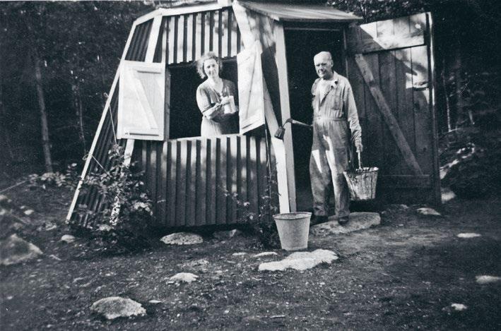 Makarna Knut och Hilda Bergqvist vid sin nybyggda fiskebod på 1930-talet (Familjen Bergqvists privata arkiv). har ofta flera ingångar. Bostad och ved ingick i lönen.
