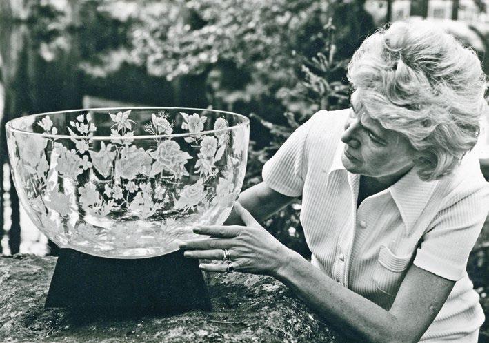 Asta Strömberg designade en skål, med 60 centimeters diameter, för USA:s president och Vita Huset i början av 1970-talet.