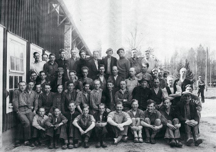 Arbetsstyrkan vid bruket i mitten av 1930-talet (Familjen Bergqvists privata arkiv).