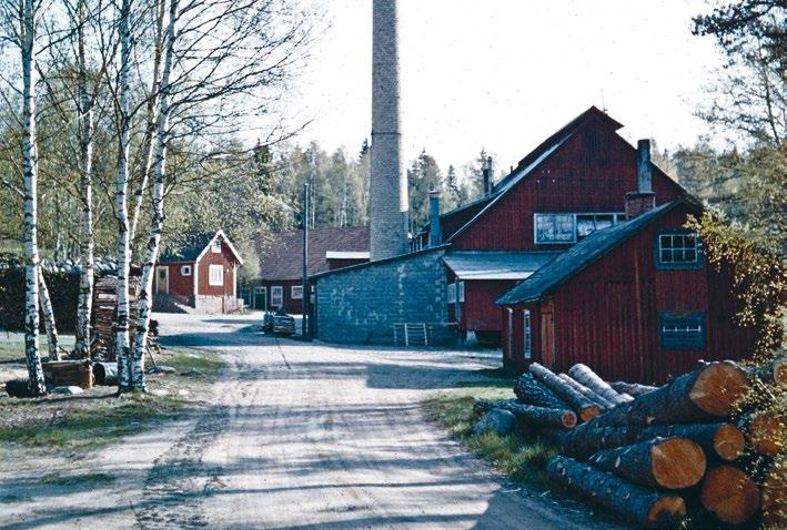 Kring 1920 blev Sjö sjuk och hyttan förblev stängd några år. 1925 såldes bruket till glassliparen Axel Träff från Kosta glasbruk.