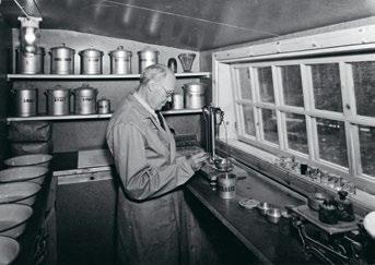 Knut Bergqvist håller på med tillvägning av avfärgningsmedel för en glassmälta 1948. (Familjen Bergqvists privata arkiv).