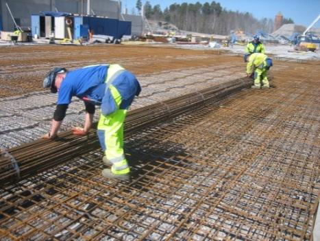 2 Efter utrullning och när efterjusteringen kan anses klar, tas de cirkulära stöden som Bamtec rullas upp på bort.