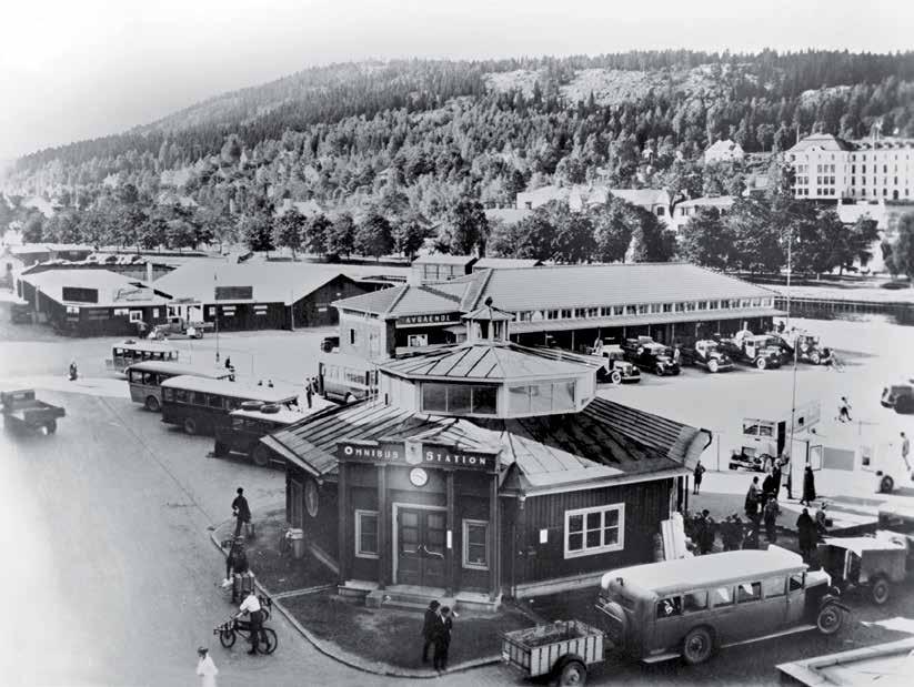 n n n Förr och nu Omnibusstationen omkring 1935. När går bussen till Njurundabommen? foto: Sundsvalls museum och Thomas ekenberg Området bakom Kulturmagasinet har en lång historia som busstation.