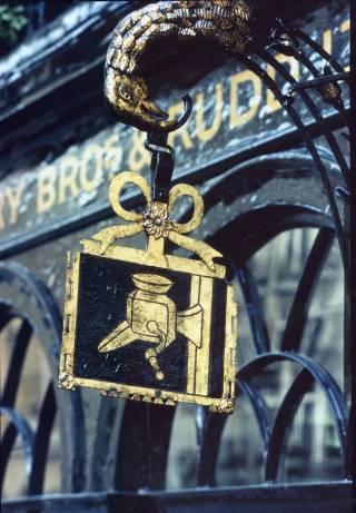 Doug visade bild på butikens utsida med valvbågar och fönster, och förklarade att den var rätt modern, den sattes upp 1735 och är faktiskt den äldsta butiksfasaden i London Skylten med kaffekvarnen
