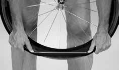 Lyfta n däcket fälgbotten MONTERA HJUL Monterngen av hjulen görs omvänd ordnng jämfört med demonterngen. Kontrollera att hjulet stter helt nne gaffeländarna och mtten av gaffelbenen eller kedjestagen.