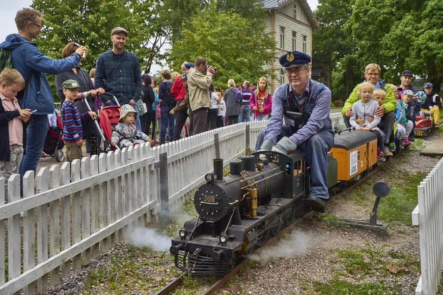 OCH TRANSPORT I Ludde Lundqvist: Småskalig transportverksamhet Den här bilden har mycket att se på.