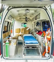 Transporter till sjukvården Ambulanstransport sker med stängd lucka mot förarhytten Ambulanspersonalen i patientutrymmet ska skydda sig med munskydd IIR alternativt andningsskydd FFP 3