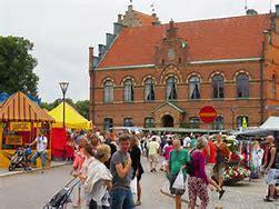 Krämarmarknad i Simrishamn Marknaden hålls på stortorget och i hamnen. Det finns allt från kläder av exklusiva märken till handmålade plastsmycken, godis och loppis fynd.