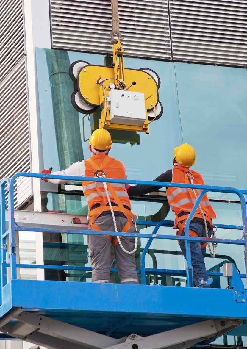 Janne Narkilahti, processoperatör vid Bolidens zinksmältverk Kokkola (t.v.), i färd med att lyfta en 4 000 kg tung zinkjumbo. Under 2014 producerade Boliden 468 000 ton färdig zinkmetall.