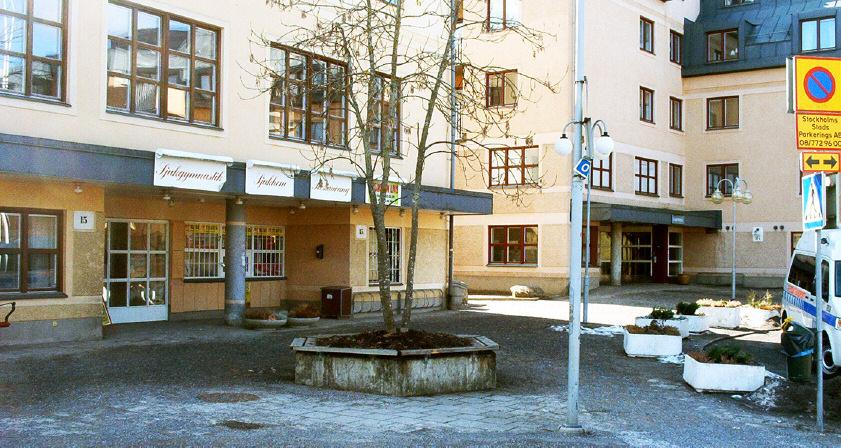 Kollektivhuset Fristad byggdes 1983 och har 135 lägenheter. Det ligger mitt i ett lummigt villaområde.