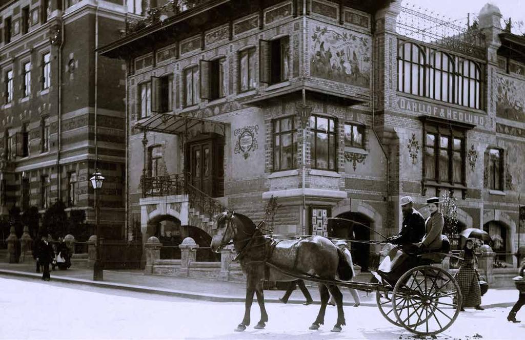 Bildkälla: Göteborgs stadsmuseum Tomtehuset, Viktoriagatan, Yngve Rasmussen och Hans Hedlund, 1890. Om man känner till någon byggnad på Vasagatan så brukar det vara Tomtehuset.