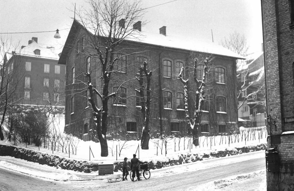 Arbetarbostäder i Annedal, Victor Adler. I Annedal byggdes de allra första landshövdingehusen, men dessa revs vid början av 1970-talet.