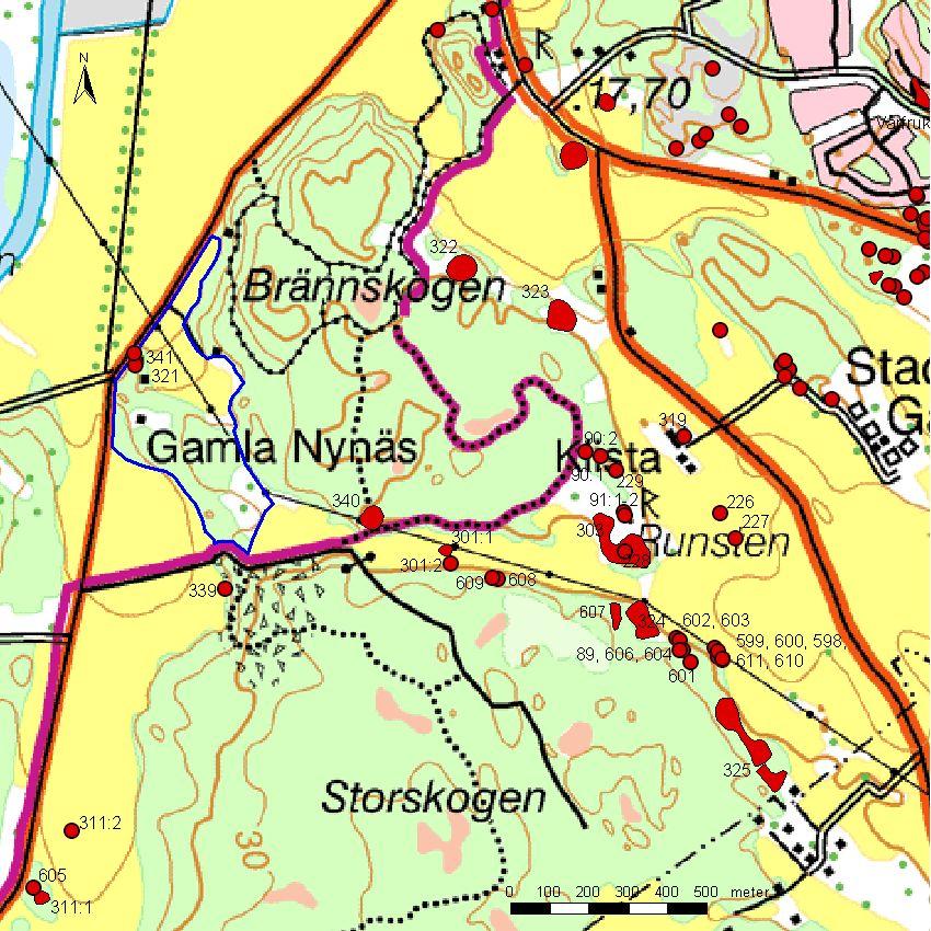 ensamliggande stensättningar och de ligger i 3-4 grupper, norr, väster och söder om Klista bytomt. På denna ligger också en berghäll med fyra skålgropar (RAÄ 228).