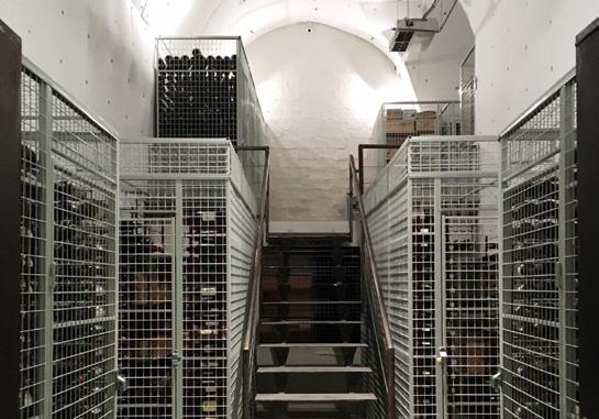PROJEKT FRANKRIKE Förråd till vinentusiaster i Paris Les Chais de France är ett ställe där vinentusiaster kan hyra ett personligt förråd i företagets stora vinkällare.