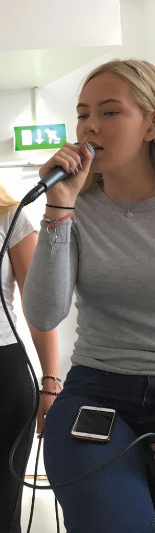 ESTETPROFILER Att bild och musik är en viktig del av livet märks på Österåkers gymnasium. Hos oss kan du satsa på någon av våra två estetprofi ler.