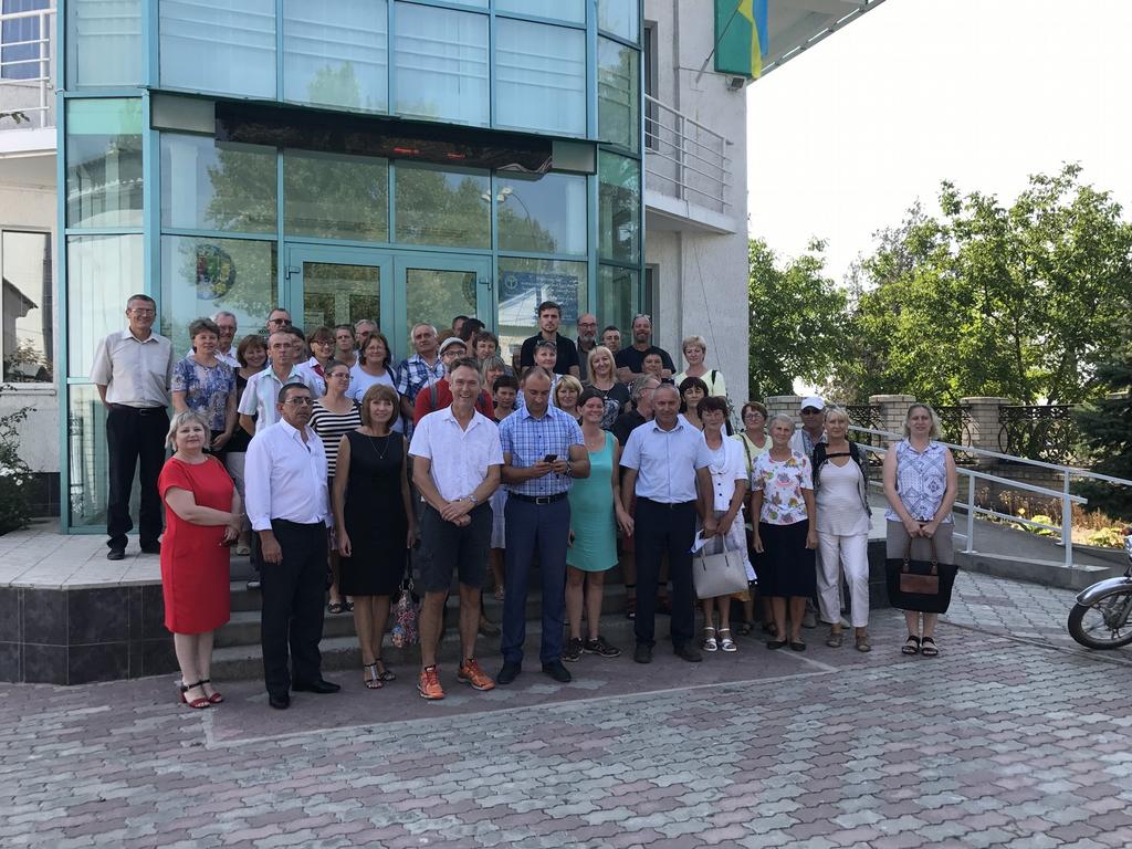 Gruppbild av samtliga deltagare i projektet tillsammans med ledningen för administrationen i Berislav Under svenskarnas besök blev det också klart att ICLD-projektet fått ytterligare en inriktning,