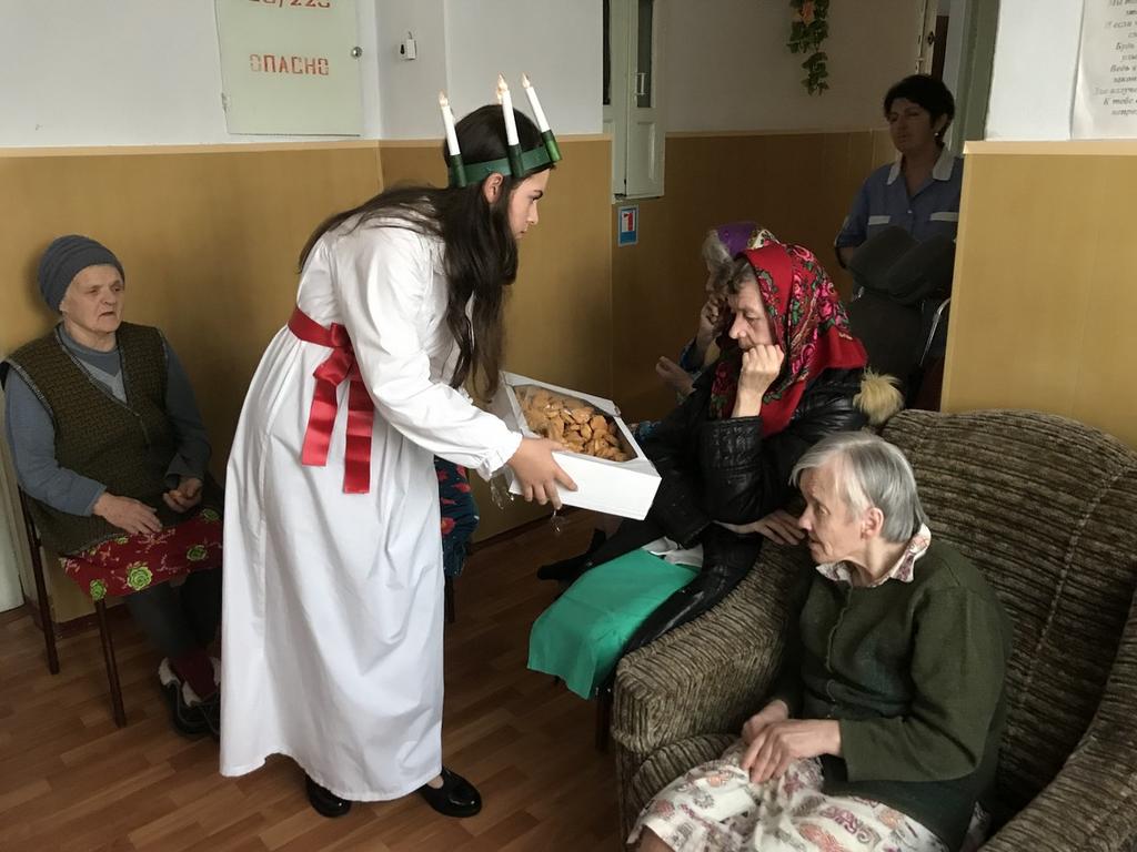 Luciafirande på ålderdomshemmet, lucian bjuder några av de boende på kakor I början av december var det en högtidlig invigning av den Grekisk Katolska församlingens nya kyrka.