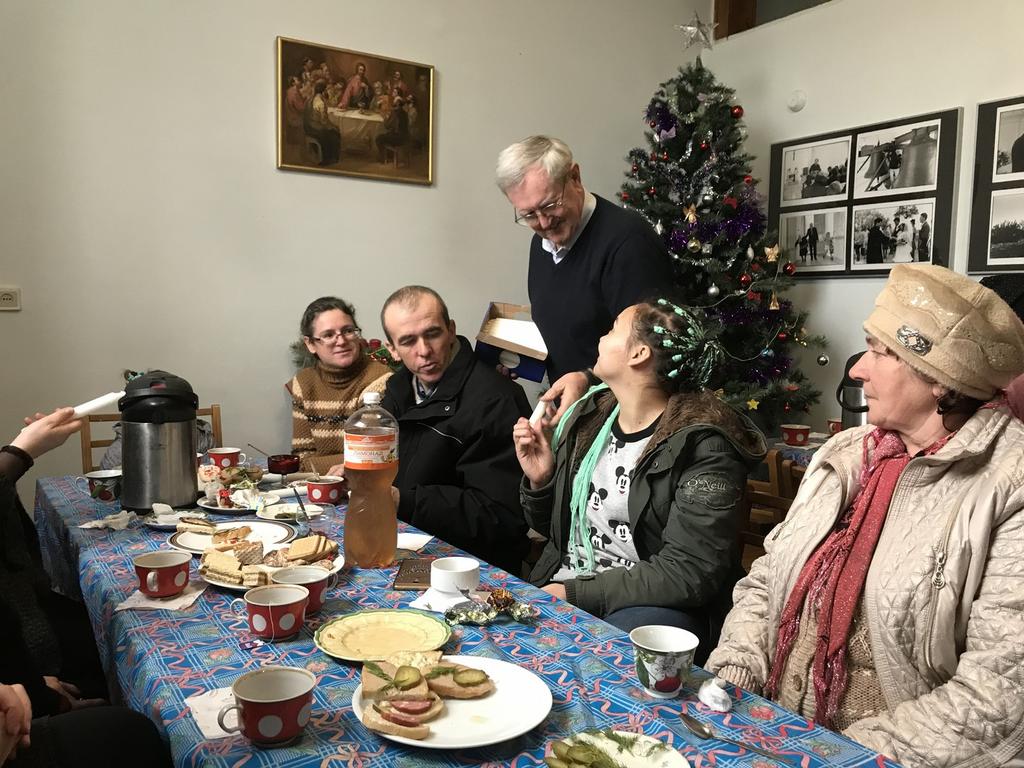 Under jullunchen fick alla kyrkobesökare ett ljus.