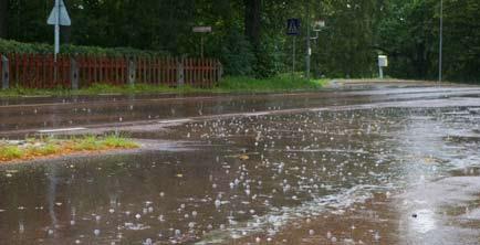 Regnvatten som avrinner från vägen kan ta med sig föroreningar. 30 Olyckor och spill under transport medför stor risk för förorening. Särskilt allvarlig är olycka med farligt gods inblandat.