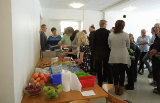 00 Vi träffas på Eriks kök för ett gemensamt eftermiddagsfika och lite