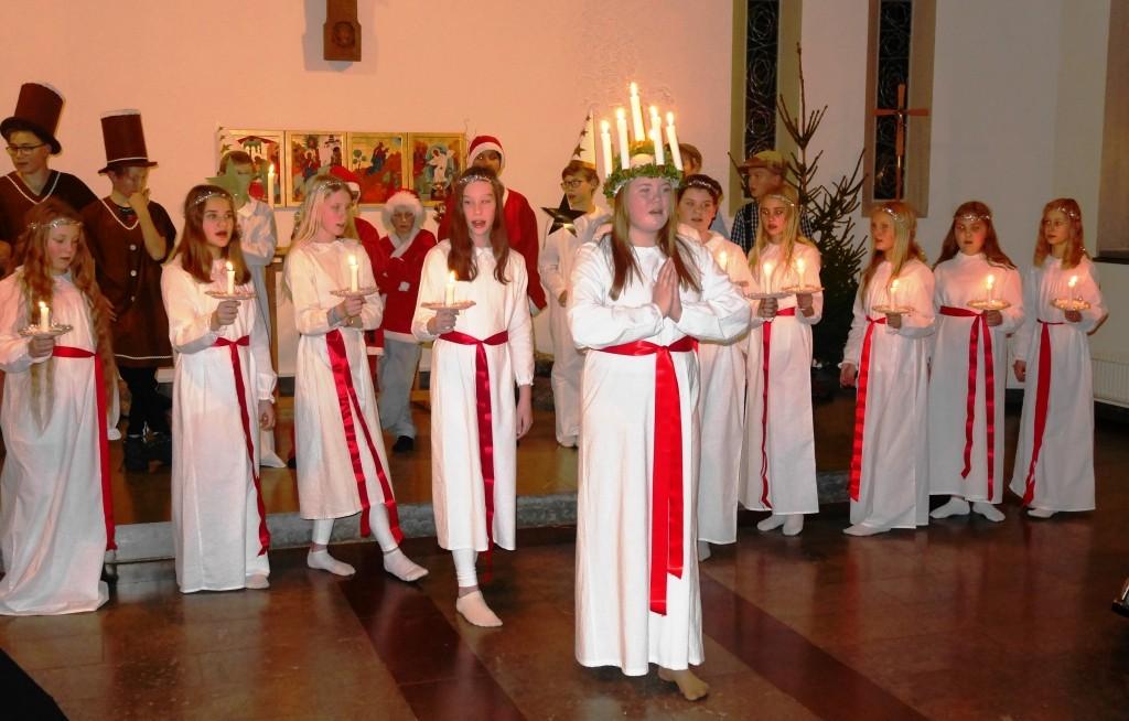 Strokeföreningens Julfest med Lucia ** Julfest med Lucia för Strokeföreningen och Afasiföreningen * Flämslätt torsdagen den 6 december 2018 * Program: 15.00 Kaffe och kaka i Vallesalen 16.