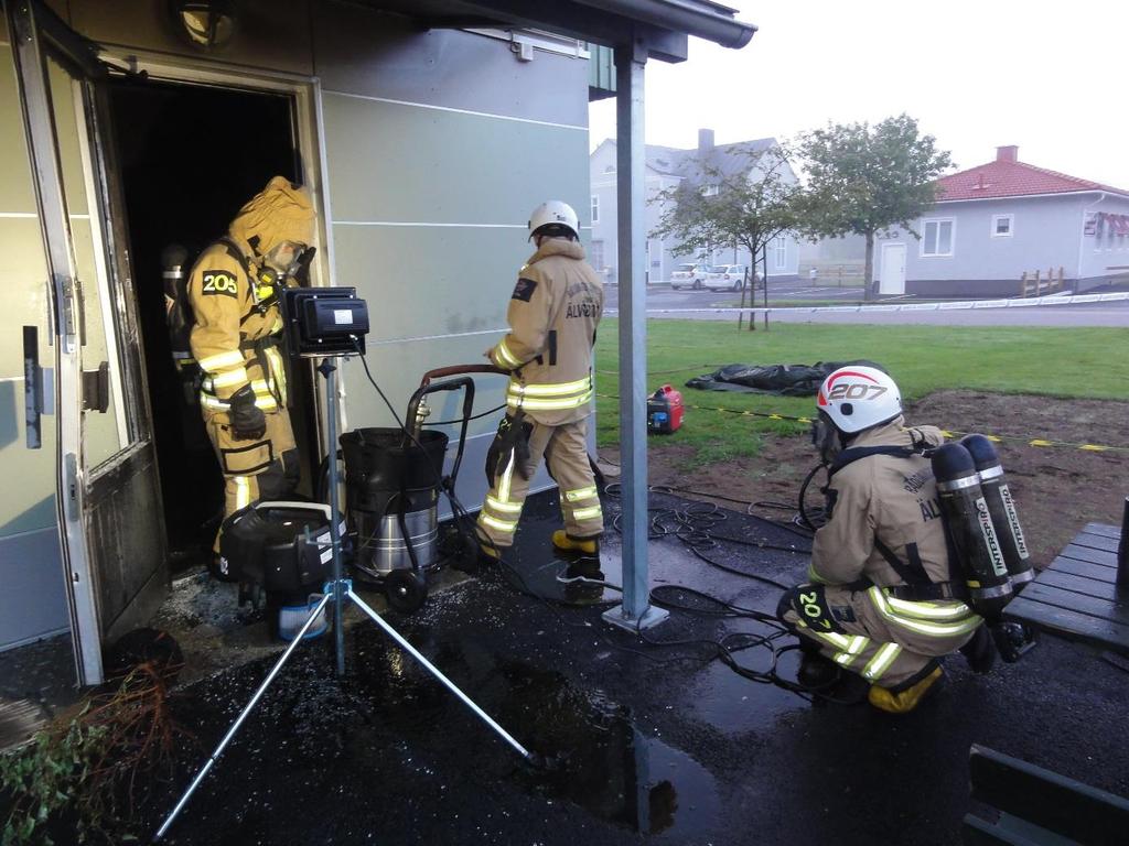 Larm 5533308 20/6 2015 Rib enheten Viskafors larmas för släckvatten uppdrag till brand i hyresfastighet med Pizzeria i centrala Skene. Brand i hyresfastighet med 18 lägenheter samt Pizzeria.