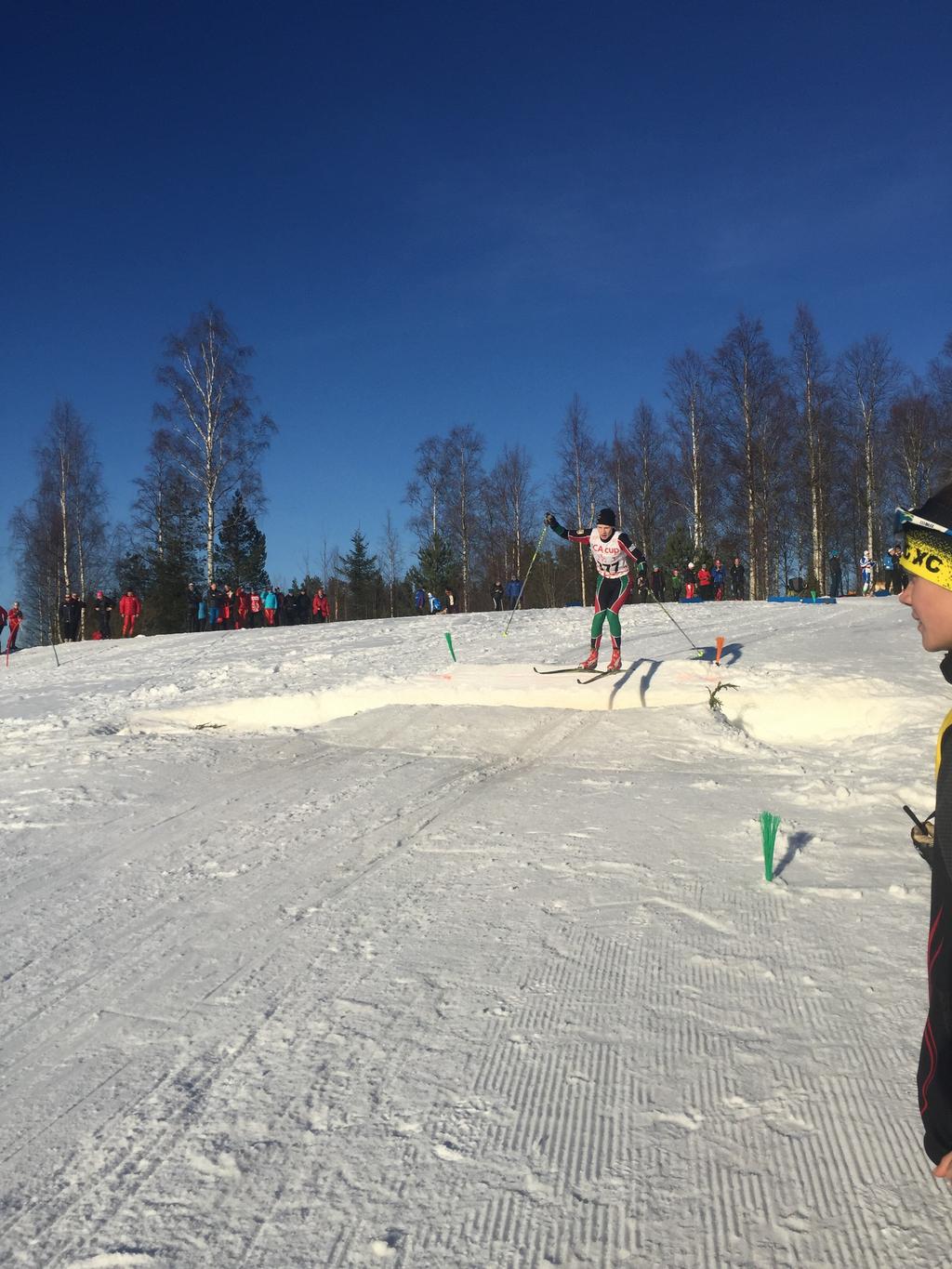 Skicross banan bestod av snurr- och backportar, en trång slalombana,